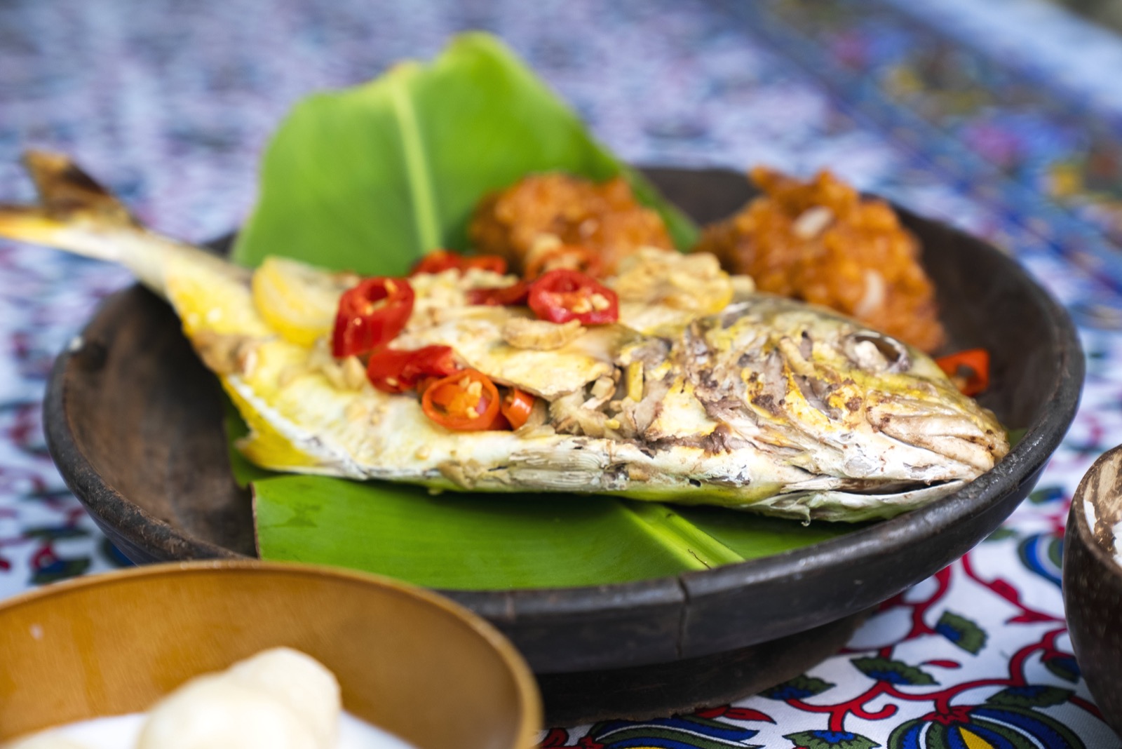 Trevally fra grillen med chili og gurkemeie